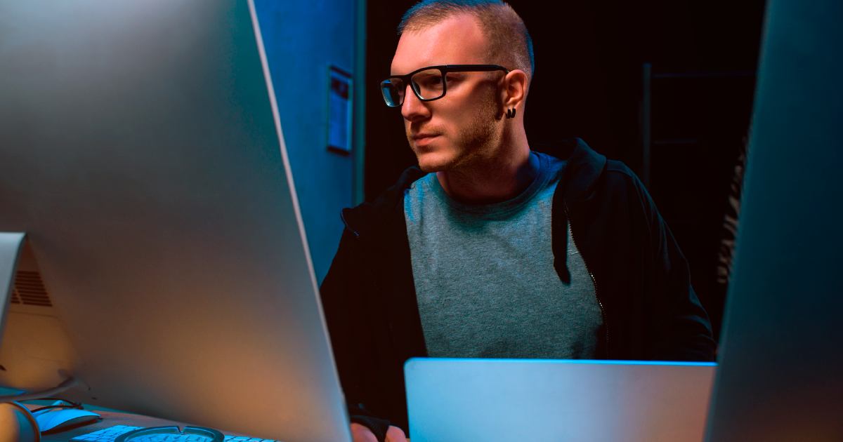 homem utilizando computador