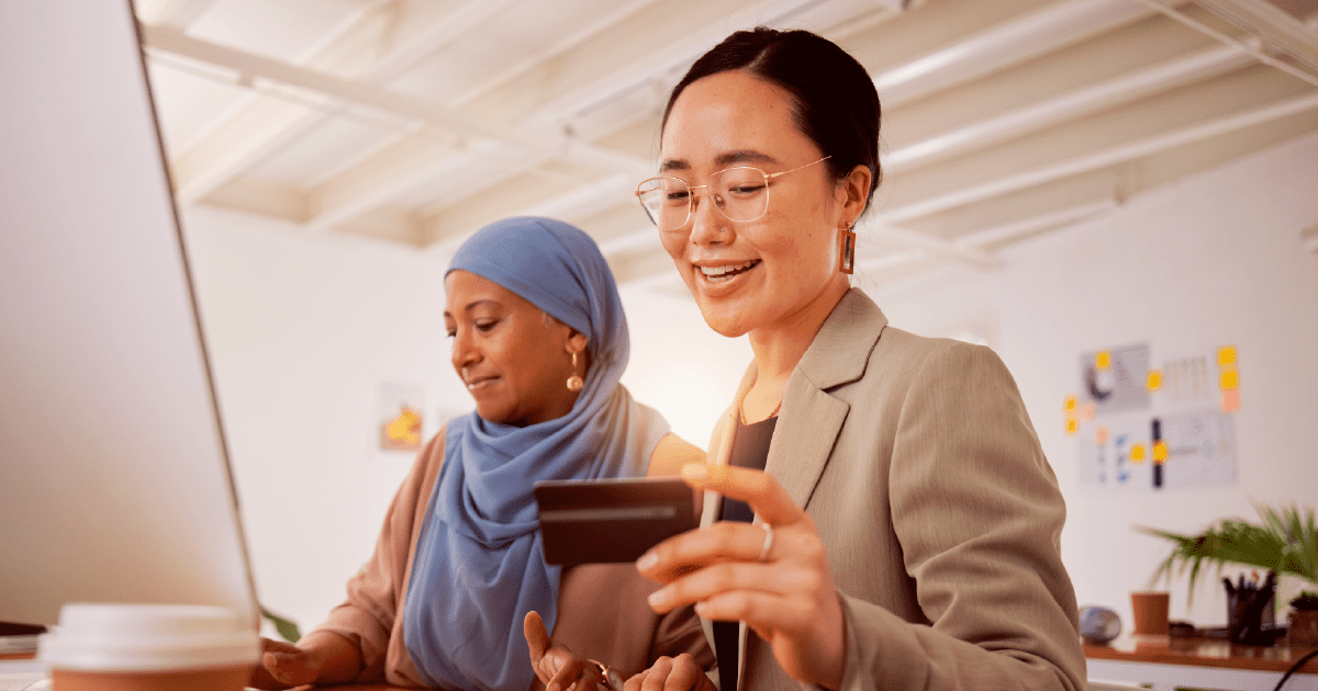 mulher pagando com cartão