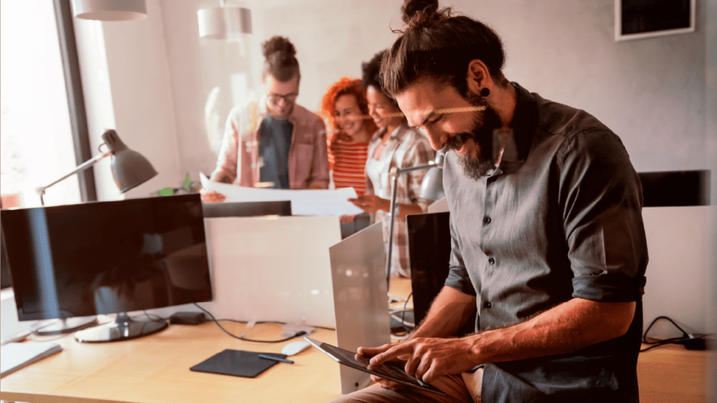 homem fazendo uma assinatura digital