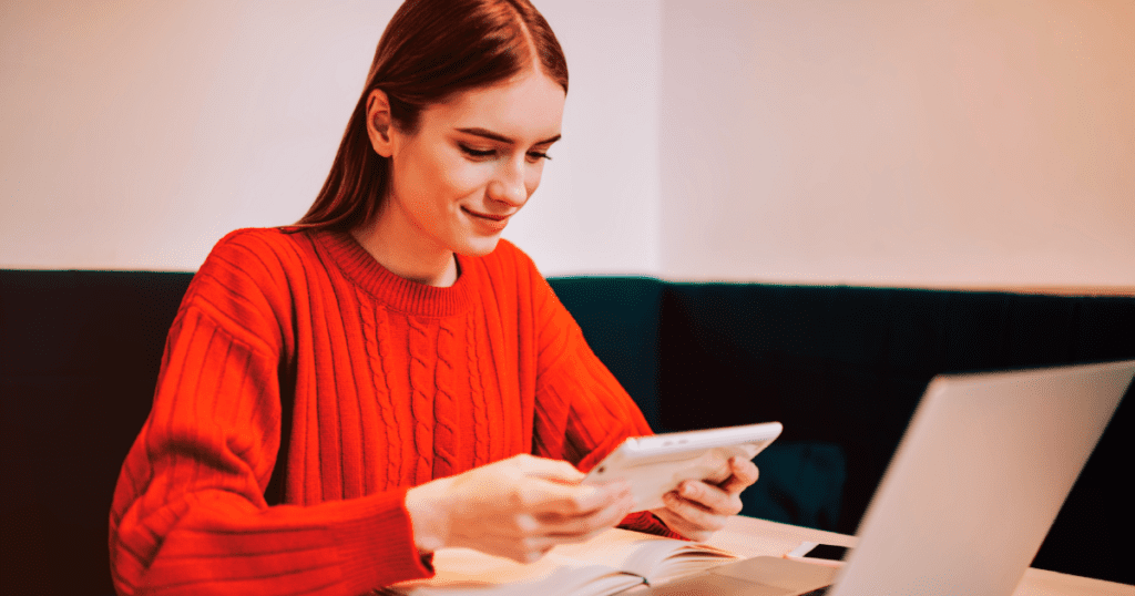 mulher consultando conta remunerada