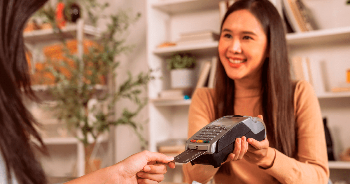 mulher fazendo pagamento