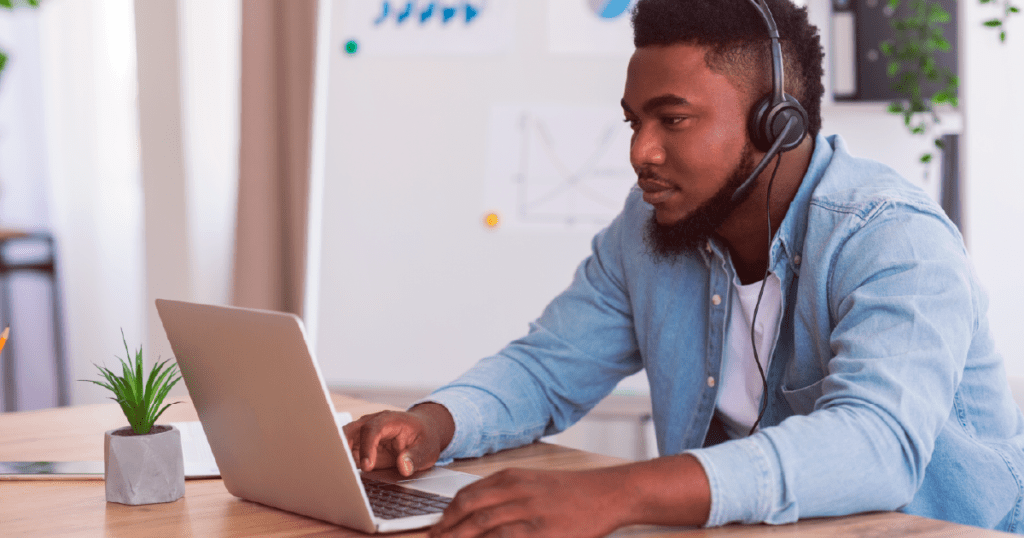 homem utilizando serviços de Ti para o setor financeiro
