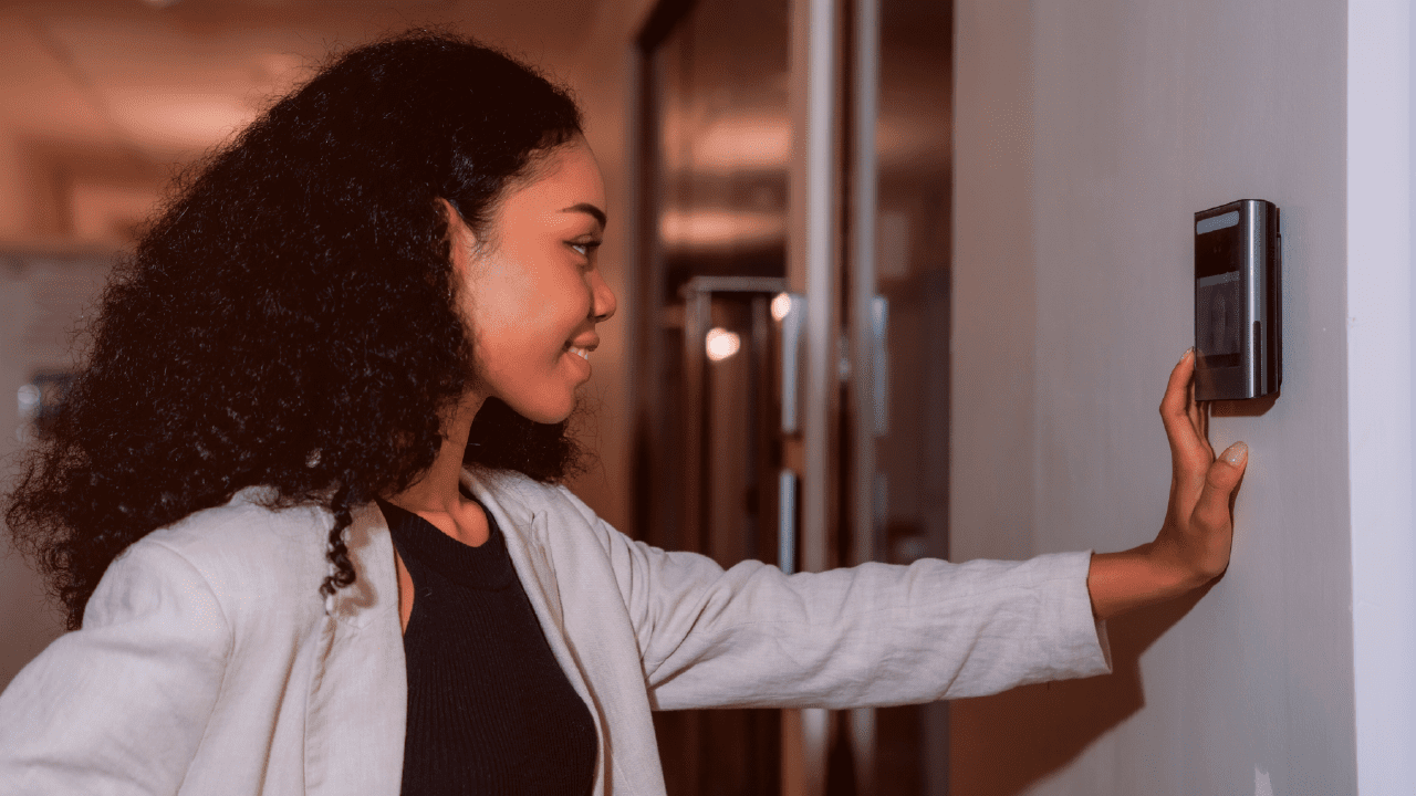 mulher utilizando IA para segurança